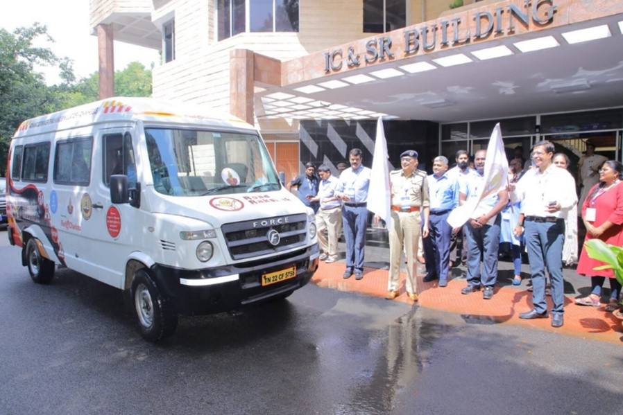 Shri Shankar Jiwal and Professor Kamakoti flagging off the 'Train the Trainer' programme for school bus drivers