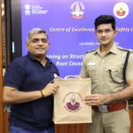 Professor Venkatesh Balasubramanian felicitating Thiru Samay Singh Meena, IPS, DCP (Traffic), Tambaram Police