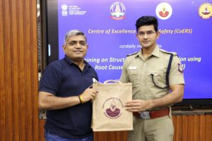 Professor Venkatesh Balasubramanian felicitating Thiru Samay Singh Meena, IPS, DCP (Traffic), Tambaram Police